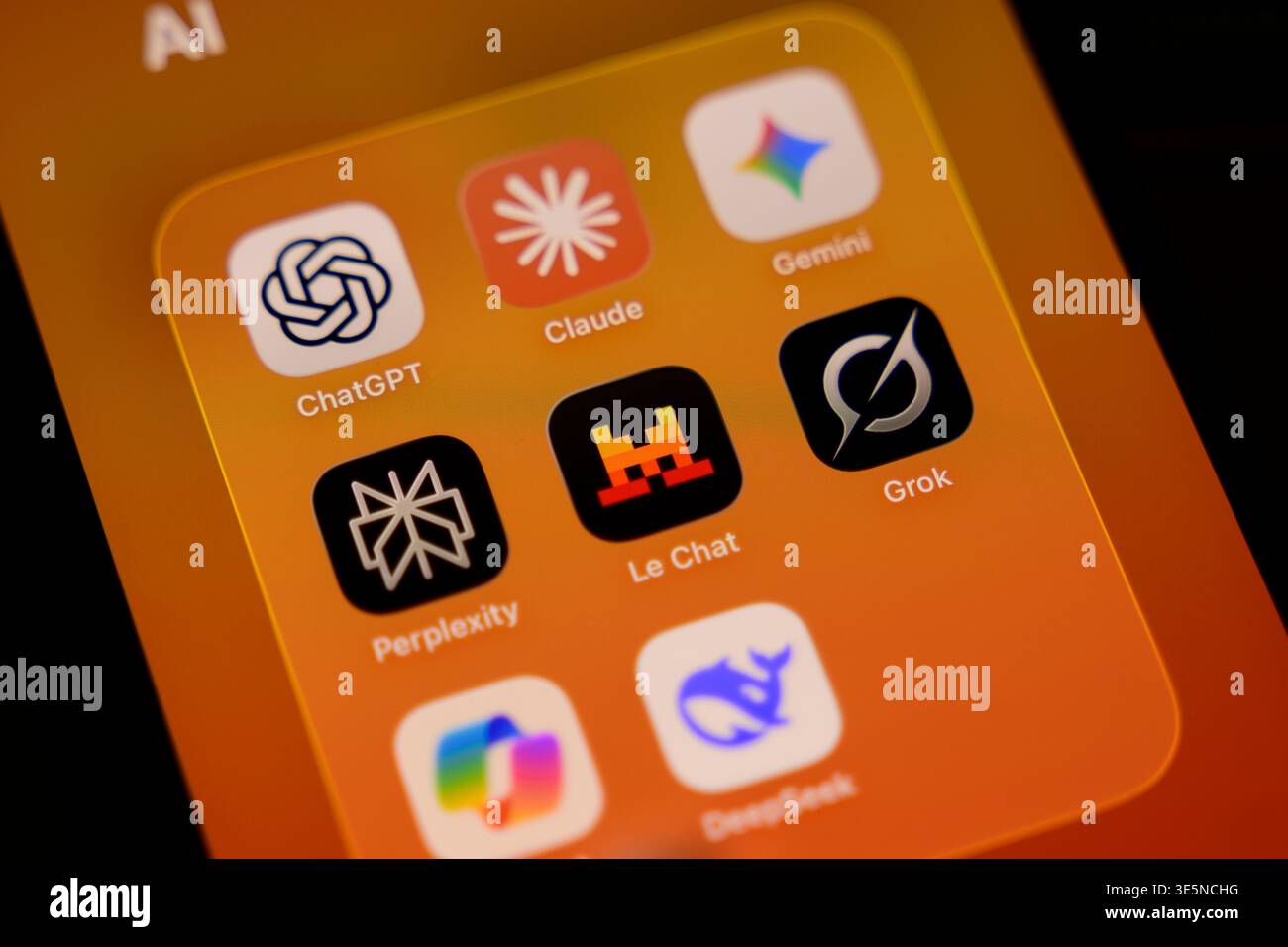 Paris, Frankreich. April 2026. Auf dem Smartphone-Bildschirm wird ein Ordner mit KI-Apps angezeigt, einschließlich ChatGPT, Claude, Gemini, Perplexity und Mistral's Le Chat. Stockfoto
