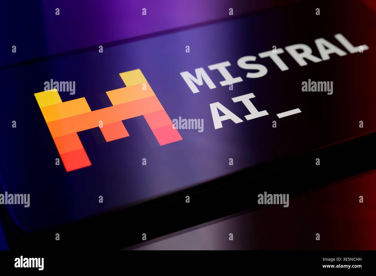 Paris, Frankreich. April 2026. Hochwinkelaufnahme des Mistral AI Branding auf einem schlanken mobilen Bildschirm, der die klare visuelle Identität des Unternehmens verdeutlicht Stockfoto