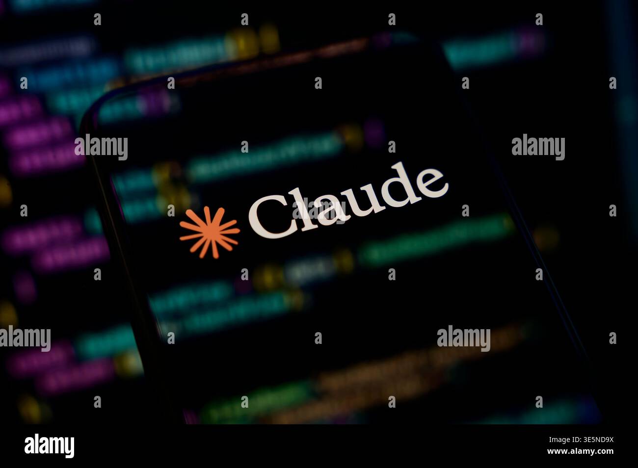 Paris, Frankreich. April 2026. Das Claude AI-Logo von Anthropic, das auf einem Smartphone mit Reflexionen des Programmiercodes angezeigt wird und die Vibe-Codierung veranschaulicht. Stockfoto