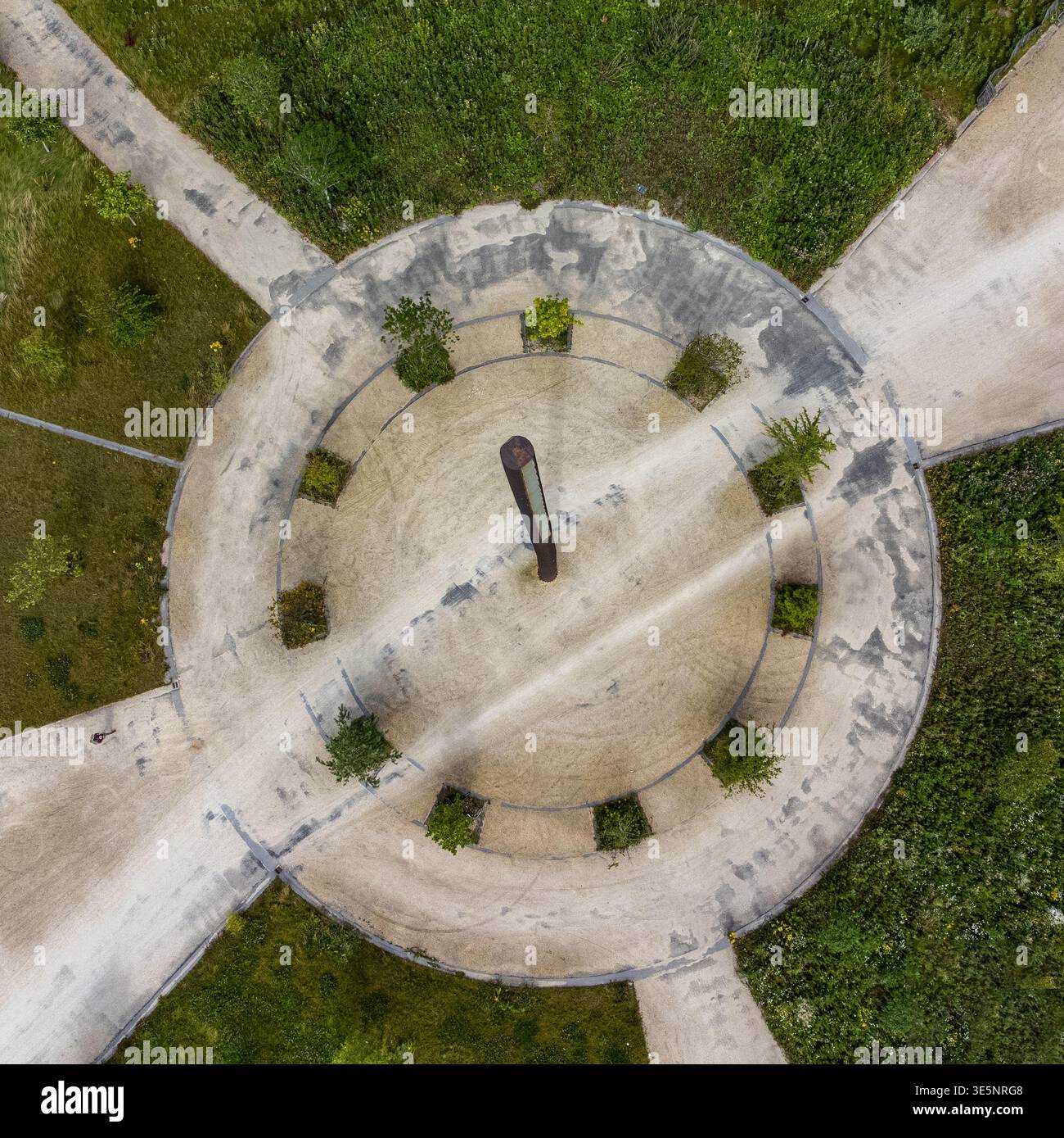 Aus der Vogelperspektive einer kreisförmigen Struktur mit strahlenden Wegen, umgeben von grünem Grün, einem starken Kontrast zwischen Beton und Natur, Utopia, Flev Stockfoto