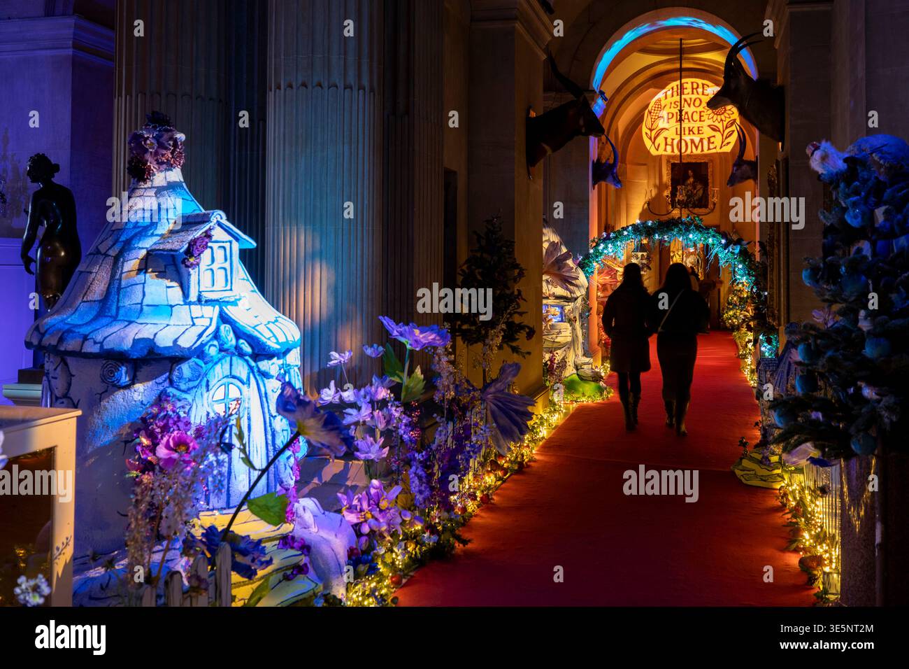 Großbritannien, England, Oxfordshire, Woodstock, Weihnachten, Blenheim Palace of Oz, dekorierter Korridor vor der Großen Halle Stockfoto
