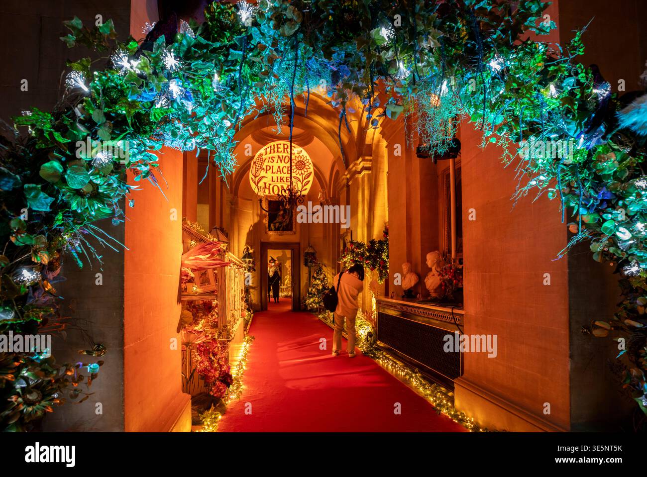 Großbritannien, England, Oxfordshire, Woodstock, Weihnachten, Blenheim Palace of Oz, dekorierter Korridor vor der Großen Halle Stockfoto
