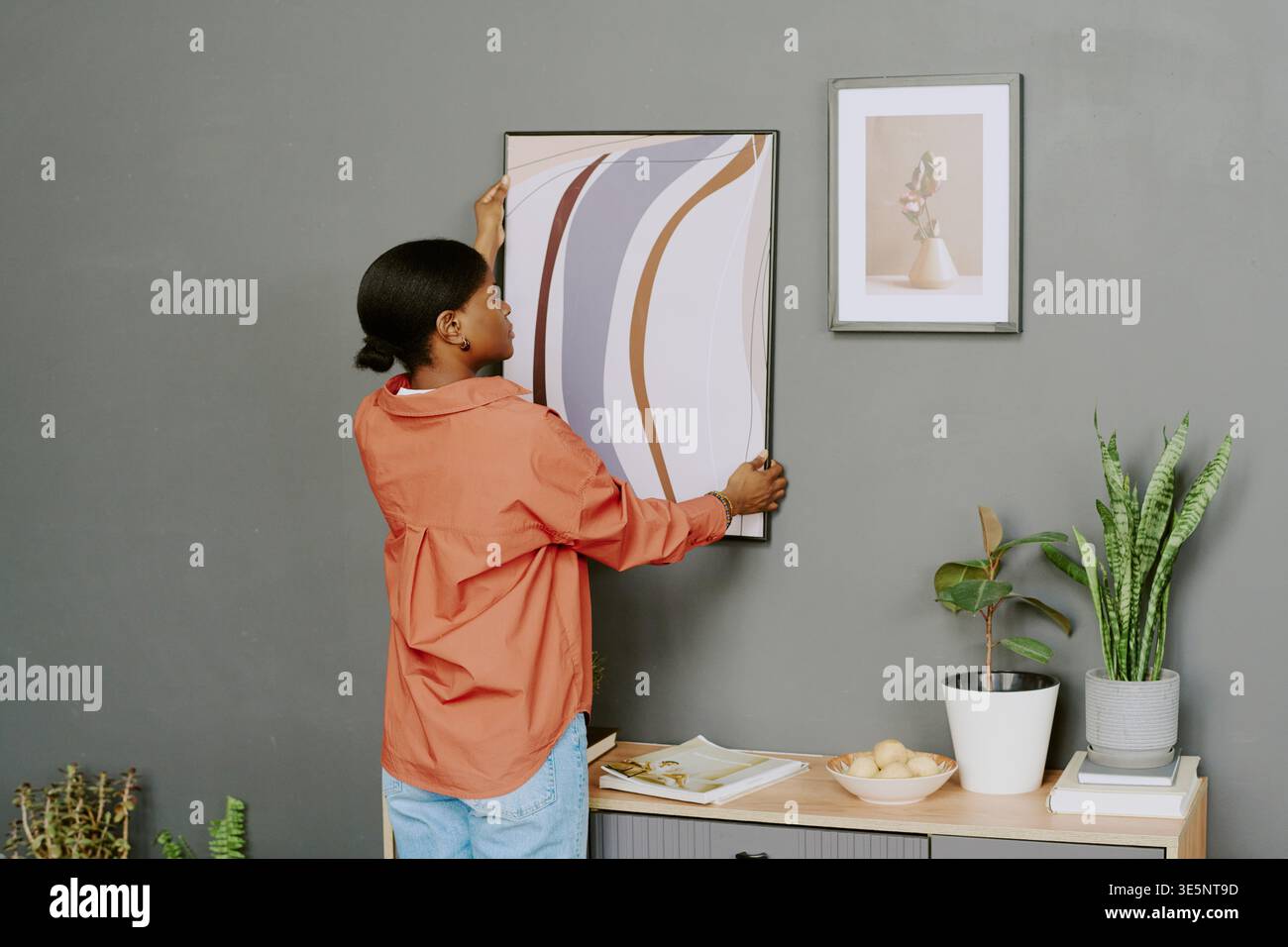 Schwarze Frau hängende Wandkunst für Home Decor Marketing Gebrauch Stockfoto