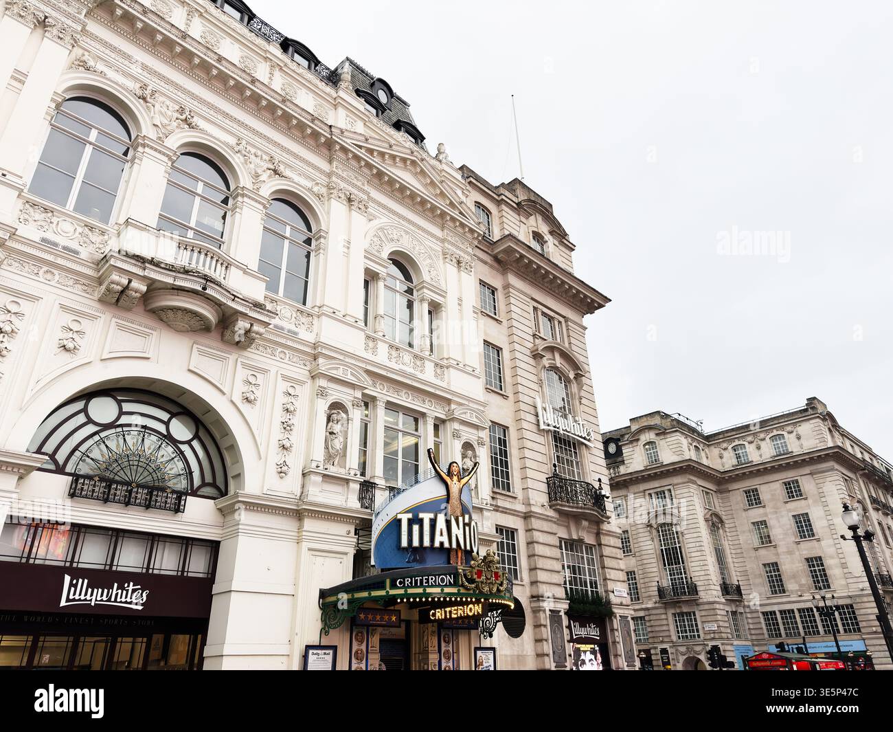 London, Großbritannien - 2. Februar 2026: Kunstvolle viktorianische Theaterfassade mit Titanic Titanique Schild und Piccadilly Circus Streetscape in London, Großbritannien. Stockfoto