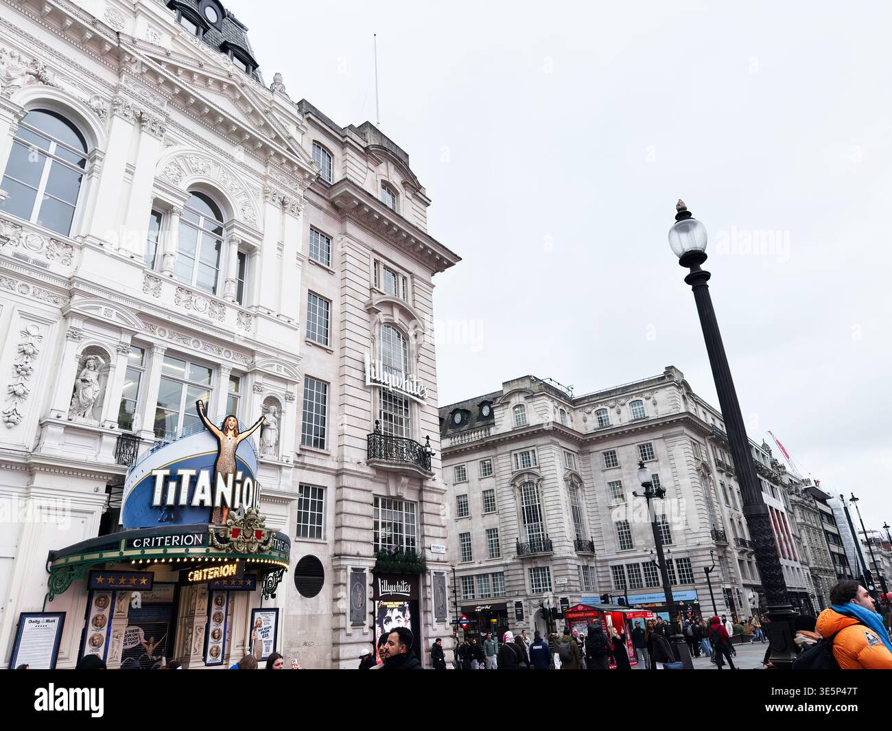 London, Großbritannien - 2. Februar 2026: Historisches Theaterzelt und Shopper in einer belebten Piccadilly Circus Straße mit klassischer Londoner Architektur. Stockfoto