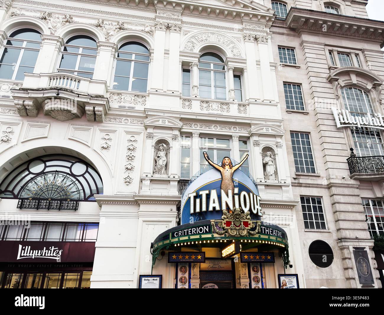 London, Großbritannien - 2. Februar 2026: Buntes Titanique-Festzelt und kunstvolle weiße Theaterfassade im Criteria Theatre in London West End. Stockfoto