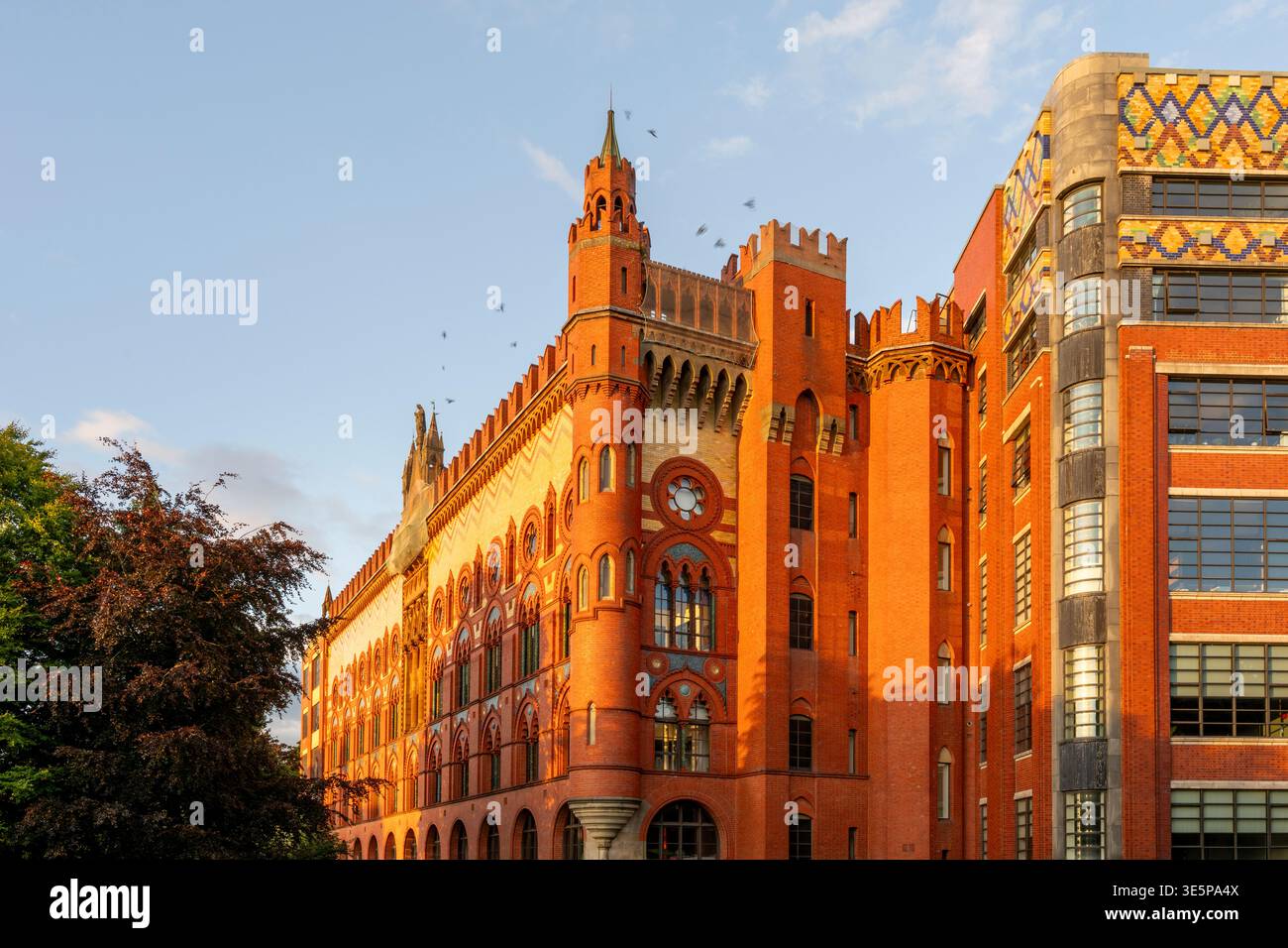 Die Teppichfabrik des historischen Templeton auf Glasgow Green besticht durch eine verzierte viktorianische Backsteinarchitektur mit Türmen, Bogenfenstern und dekorativen Patten Stockfoto