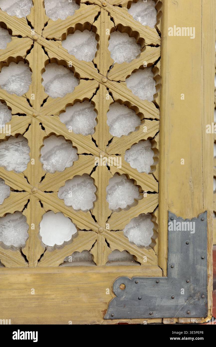 Nahaufnahme eines traditionellen koreanischen Holzgitterfensters mit Hanji-Reispapier und eiserner Eckhalterung im Joseon Dynasty Palace, Südkorea Stockfoto