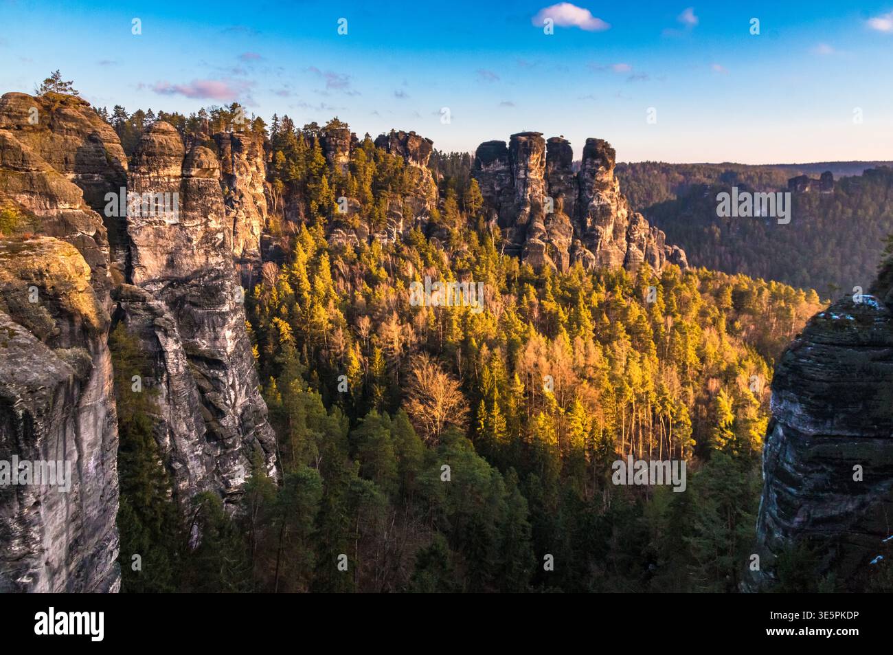 Malerischer Panoramablick auf die zerklüftete Bastei-Felsformation im Elbsandsteingebirge, ein Wahrzeichen der Sächsischen Schweiz... Stockfoto