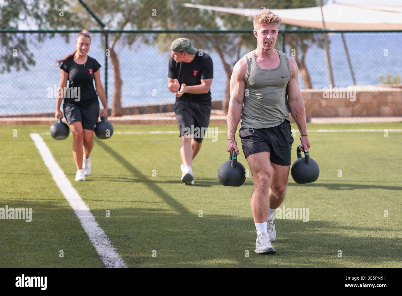 Zwei Athleten mit Kesselglockengewichten während des Hyrox Camp im Kalimera Kriti Hotel & Village Resort, Sissi, Kreta, Griechenland. Stockfoto