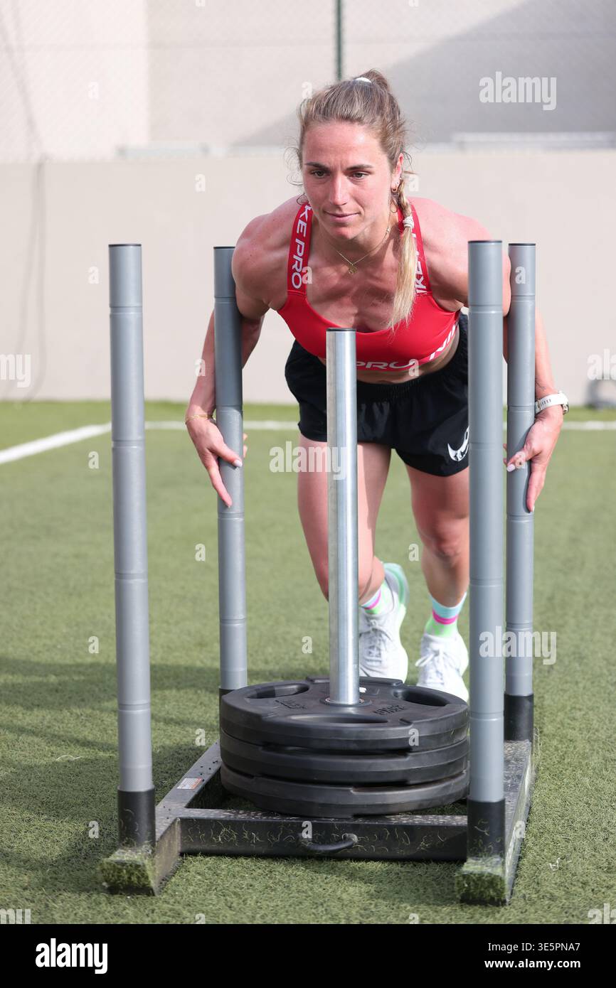 HYROX Elite 15-Athlet Seka Arning (GER) schiebt Gewichtschlitten im Hyrox Camp, Kalimera Kriti Hotel & Village Resort, Sissi, Kreta, Griechenland. Stockfoto