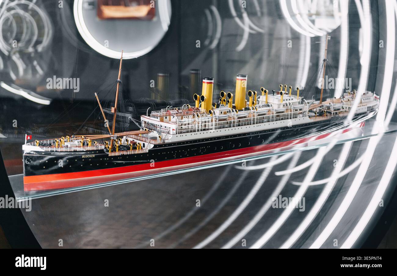 Maßstabsmodell des SS Blücher Ozeanschiffers. Miniaturmodell eines klassischen Dampfschiffs aus dem frühen 20. Jahrhundert mit schwarzem Rumpf und roter Wasserlinie. Stockfoto