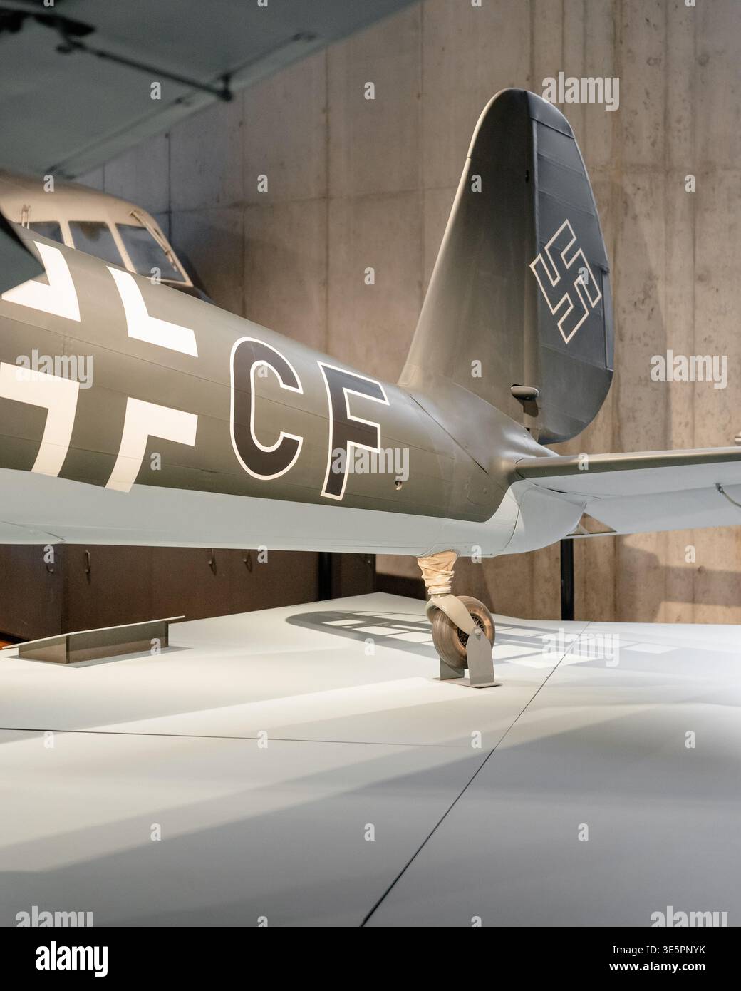 Schwanzabschnitt und Empennage eines Messerschmitt Bf 109. Ein detaillierter hinterer Teil eines restaurierten deutschen Kampfflugzeugs aus dem Zweiten Weltkrieg Stockfoto