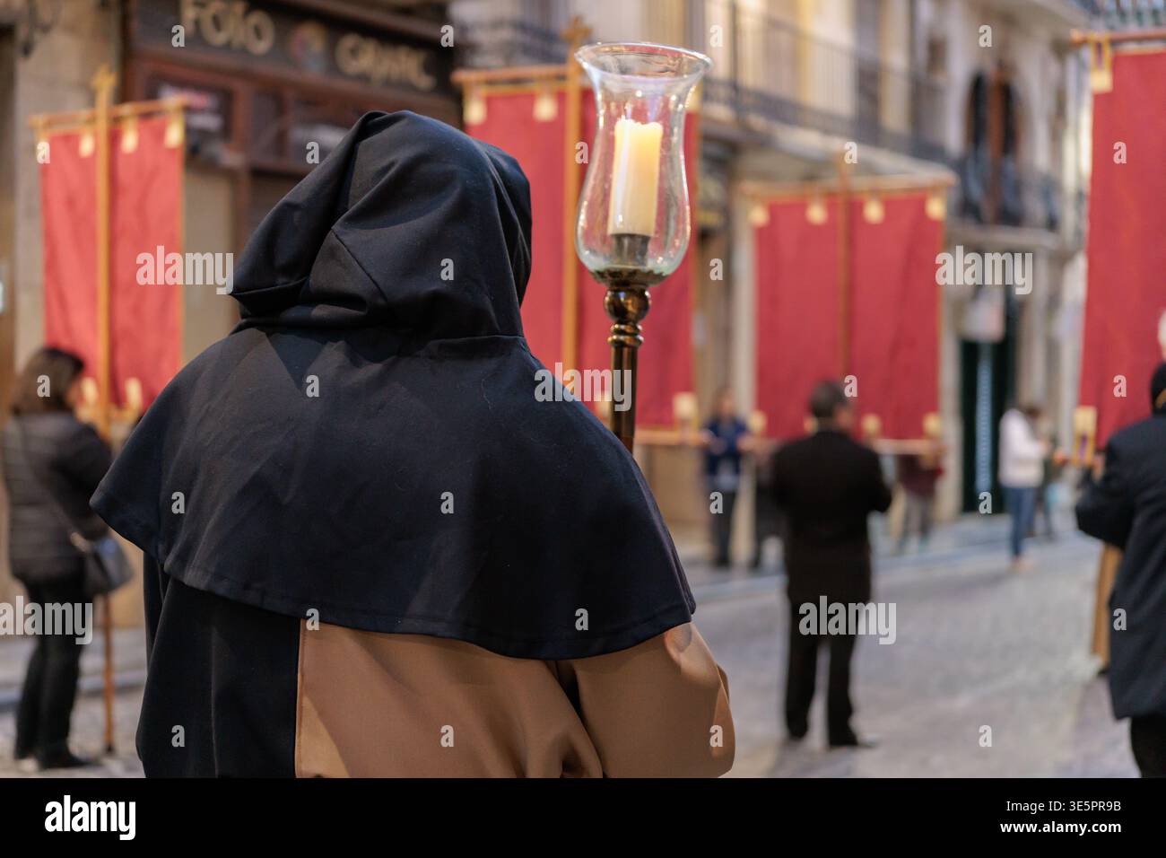 Nahaufnahme eines Nazareners mit einer zeremoniellen Lampe während einer religiösen Prozession in Alcoy am 1. April 2026 in Spanien Stockfoto