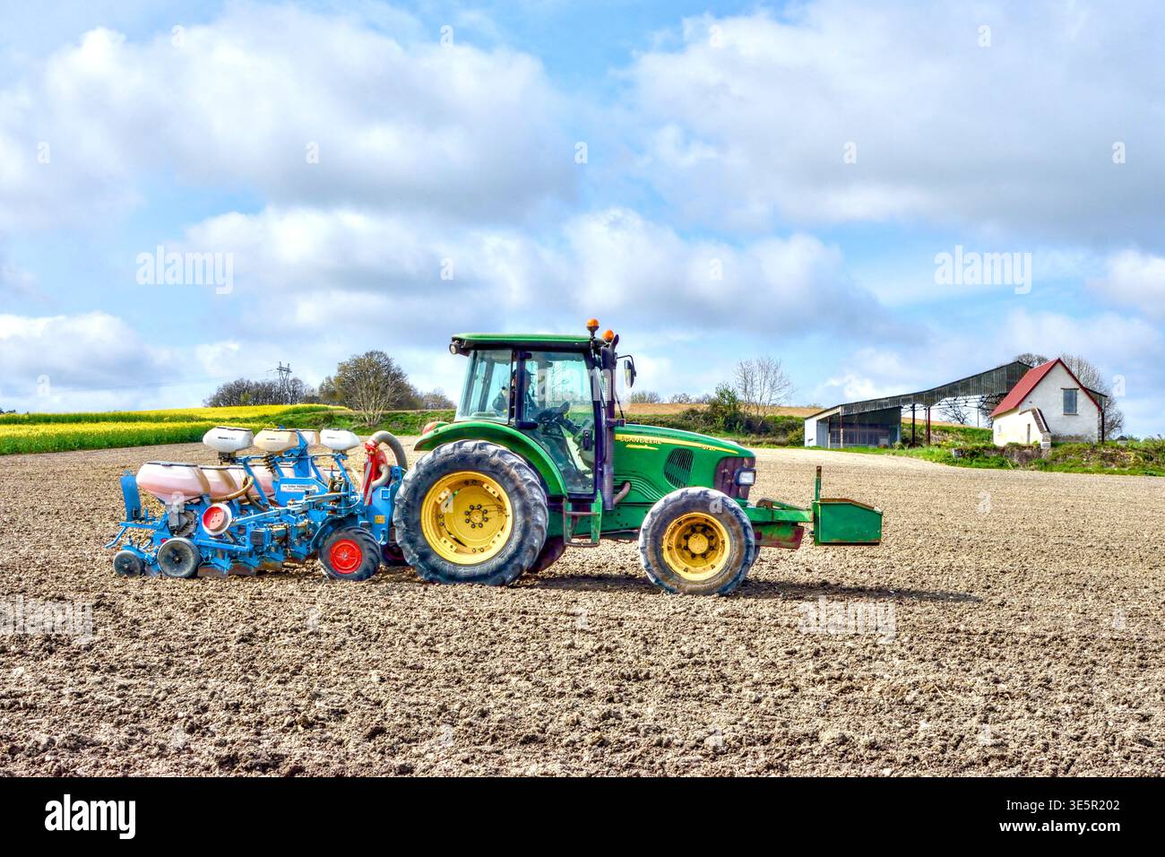 John Deere 5720 Traktor und MonoSem NG Plus 4 Präzisionssämaschine zur Aussaat von Sonnenblumensamen auf Ackerland - Sud-Touraine, Frankreich. Stockfoto