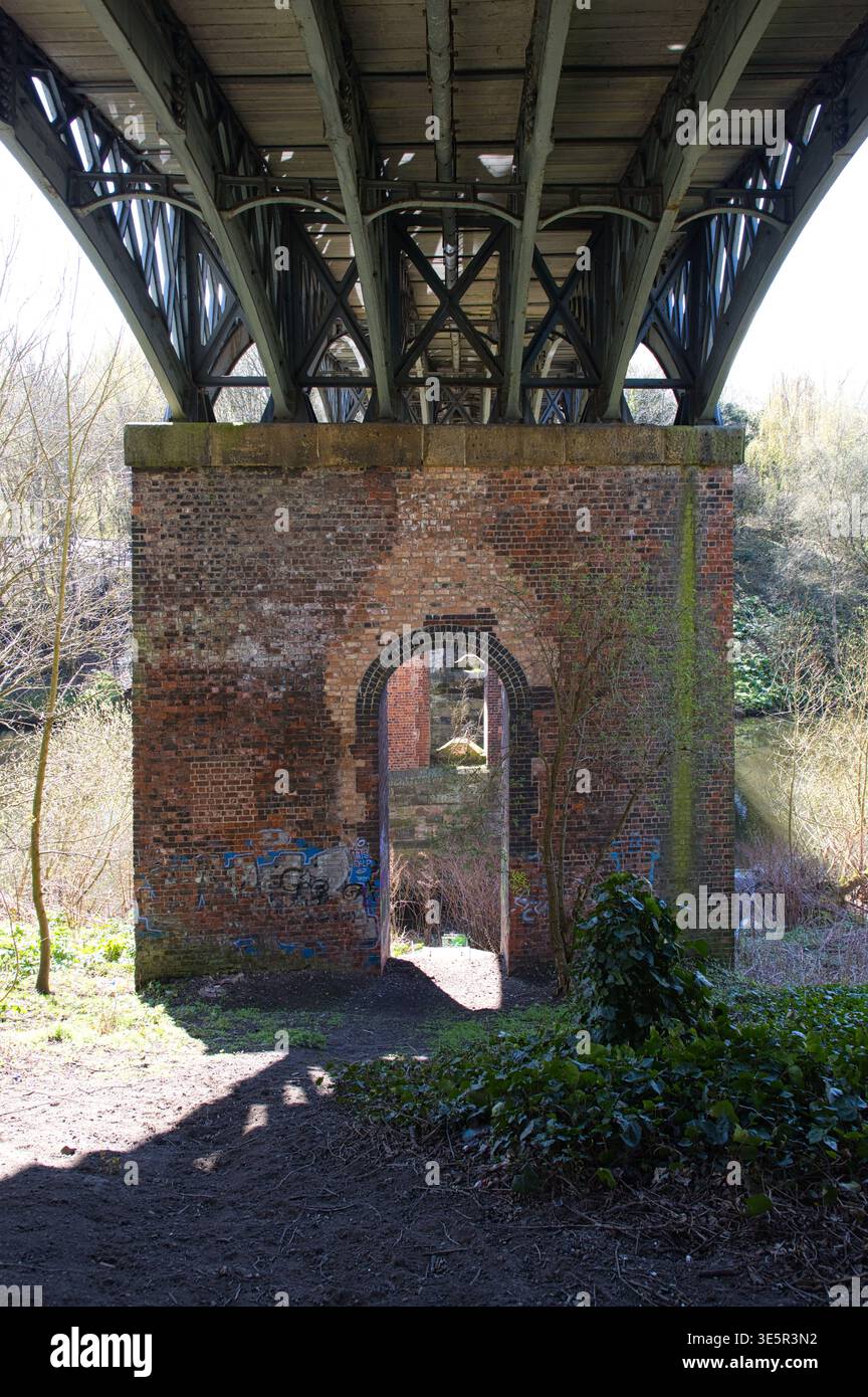 Unter dem Outwood Viaduct der Klasse 2, Radcliffe, Manchester, Großbritannien. Stockfoto