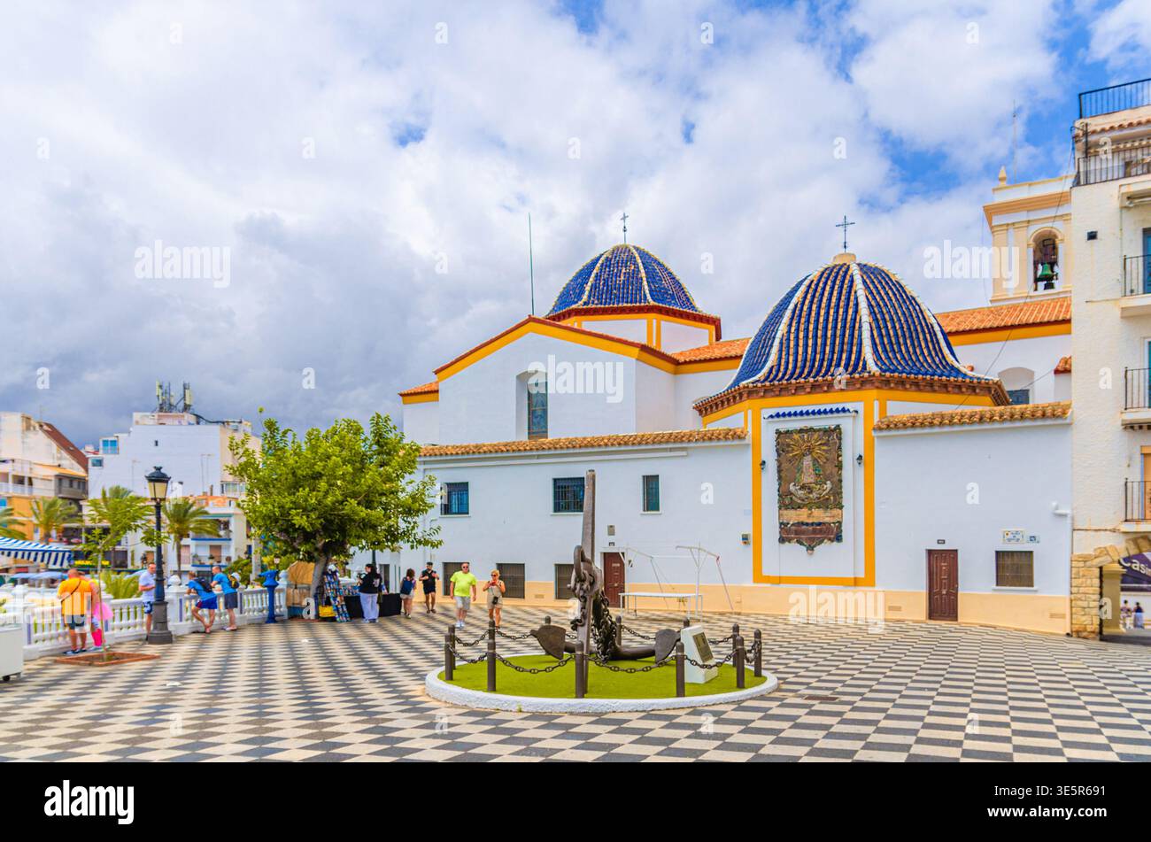 Benidorm, Spanien, 3. Juni 2025: Esglesia de Sant Jaume i Santa Anna, katholische Kirche San Jaume am Plaza Castelar in der Altstadt von El Castell Benidorm Stockfoto