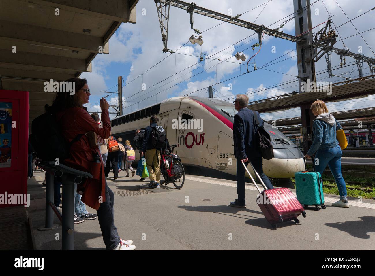 FRANKREICH, TOULOUSE, 2024-05-31. Bahnsteig des Bahnhofs Matabiau. Fotografiert von Sebastien PIGNOL.FRANCE, TOULOUSE, 2024-05-31. Quai de la gare Matabiau Stockfoto