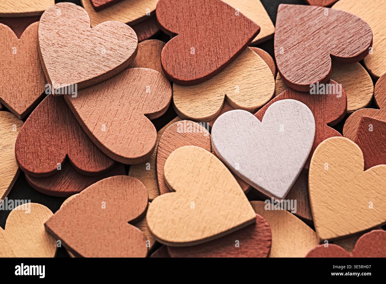 Valentinstag Hintergrund mit einem Haufen hölzerner Herzen Stockfoto