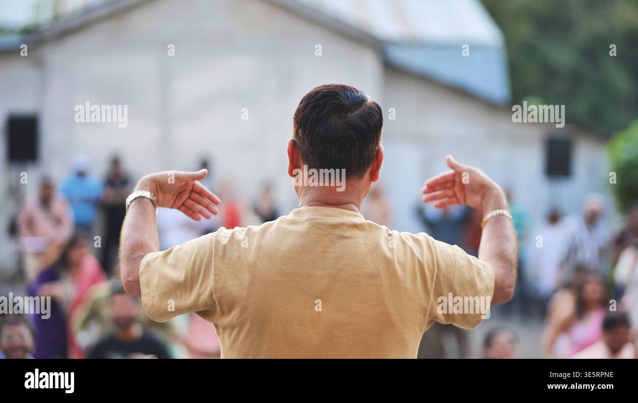 Mann, der beim Ganesh Chaturthi Festival Gesten macht, um ein religiöses Hindufest zu feiern Stockfoto