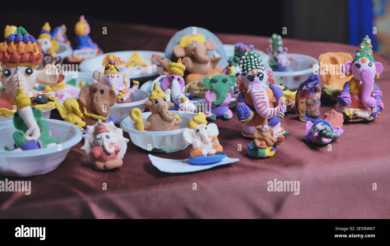 Bunte, handgemachte Ganesha-Idole aus Ton feiern das Ganesh Chaturthi-Festival Stockfoto