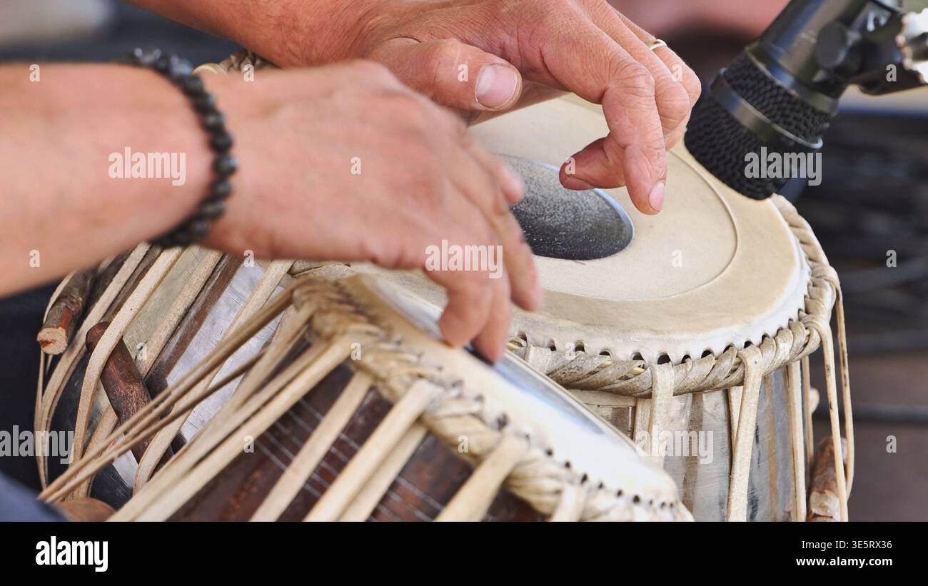 Hände spielen Tabla-Trommeln und feiern indische Musik und Kultur auf einem Festival Stockfoto