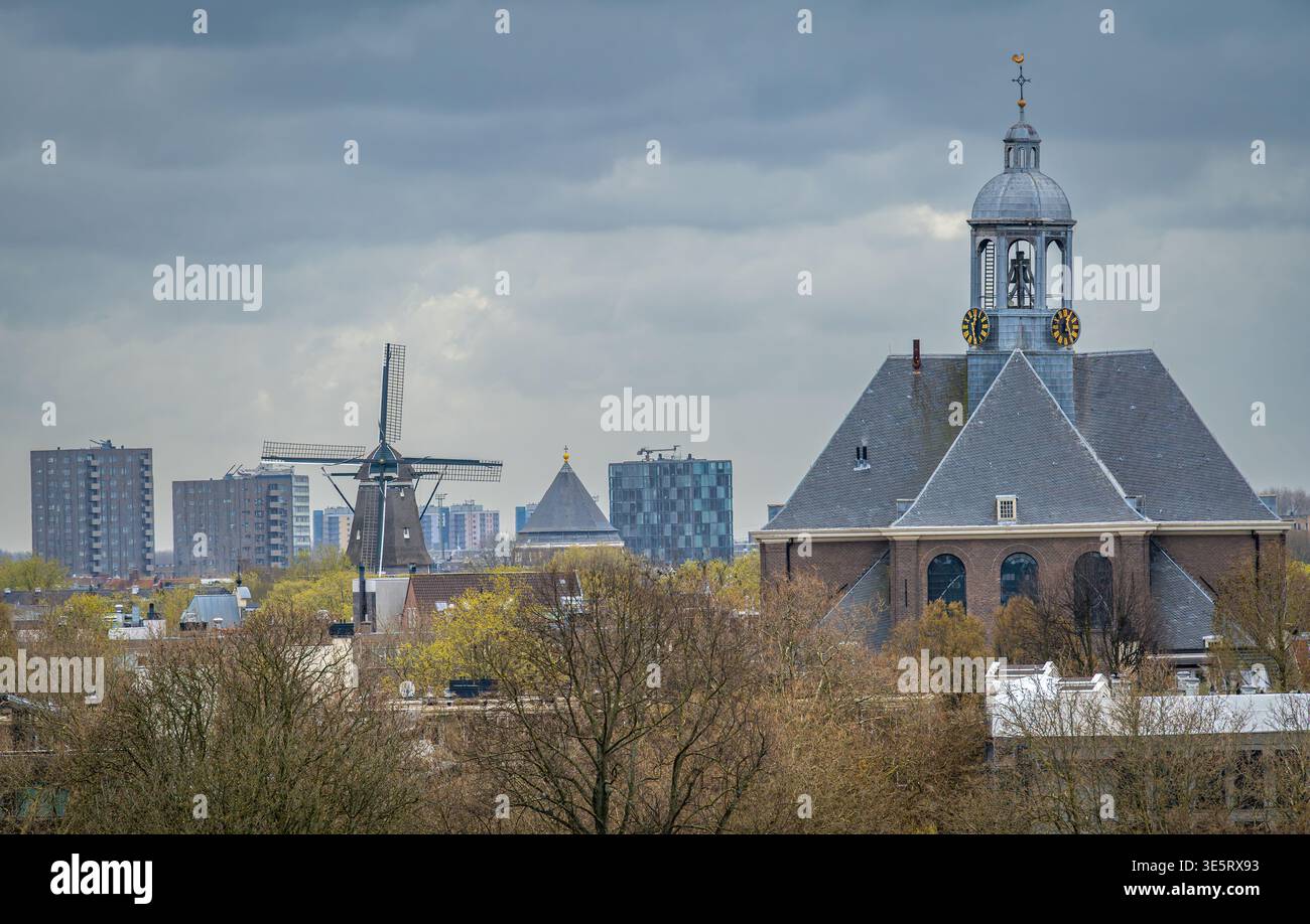 De Gooyer Windmühle neben der Oosterkerk dutch reformierte Kirche in Amsterdam, Niederlande Stockfoto