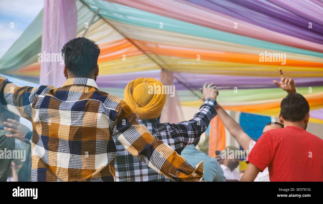 Die Menschen feiern den Indianertag in Moskau und genießen die Festivalatmosphäre unter dem bunten Zelt Stockfoto