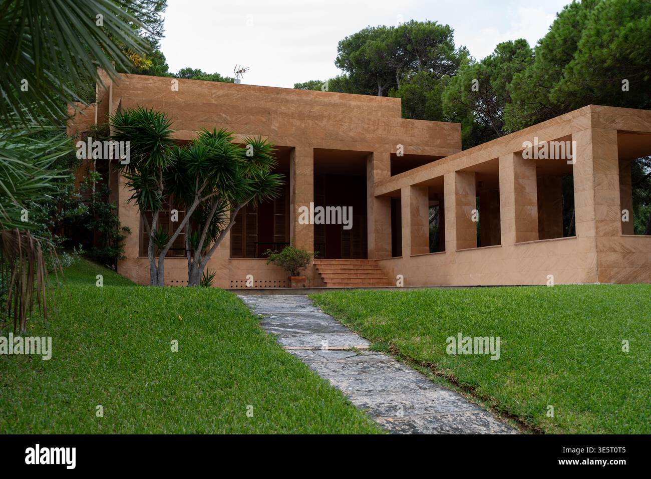 Gepflegter Rasen in der Nähe der modernen Villa Stockfoto