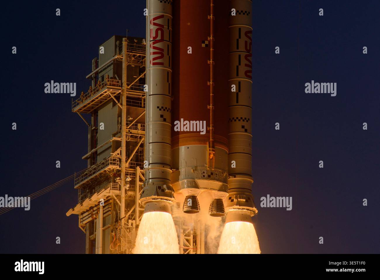 Merritt Island, Florida, USA. April 2026. Ein NASA Space Launch System (SLS) mit dem Orion-Raumschiff mit den Artemis II-Astronauten hebt am 1. April 2026 um 18:35 Uhr EDT vom Starterkomplex 39B (LC-39B) im Kennedy Space Center der NASA ab. Das Orion-Raumschiff ist auf dem Weg, um den Mond zu umkreisen. (Kreditbild: © Jennifer Briggs/ZUMA Press Wire) NUR REDAKTIONELLE VERWENDUNG! Nicht für kommerzielle ZWECKE! Stockfoto