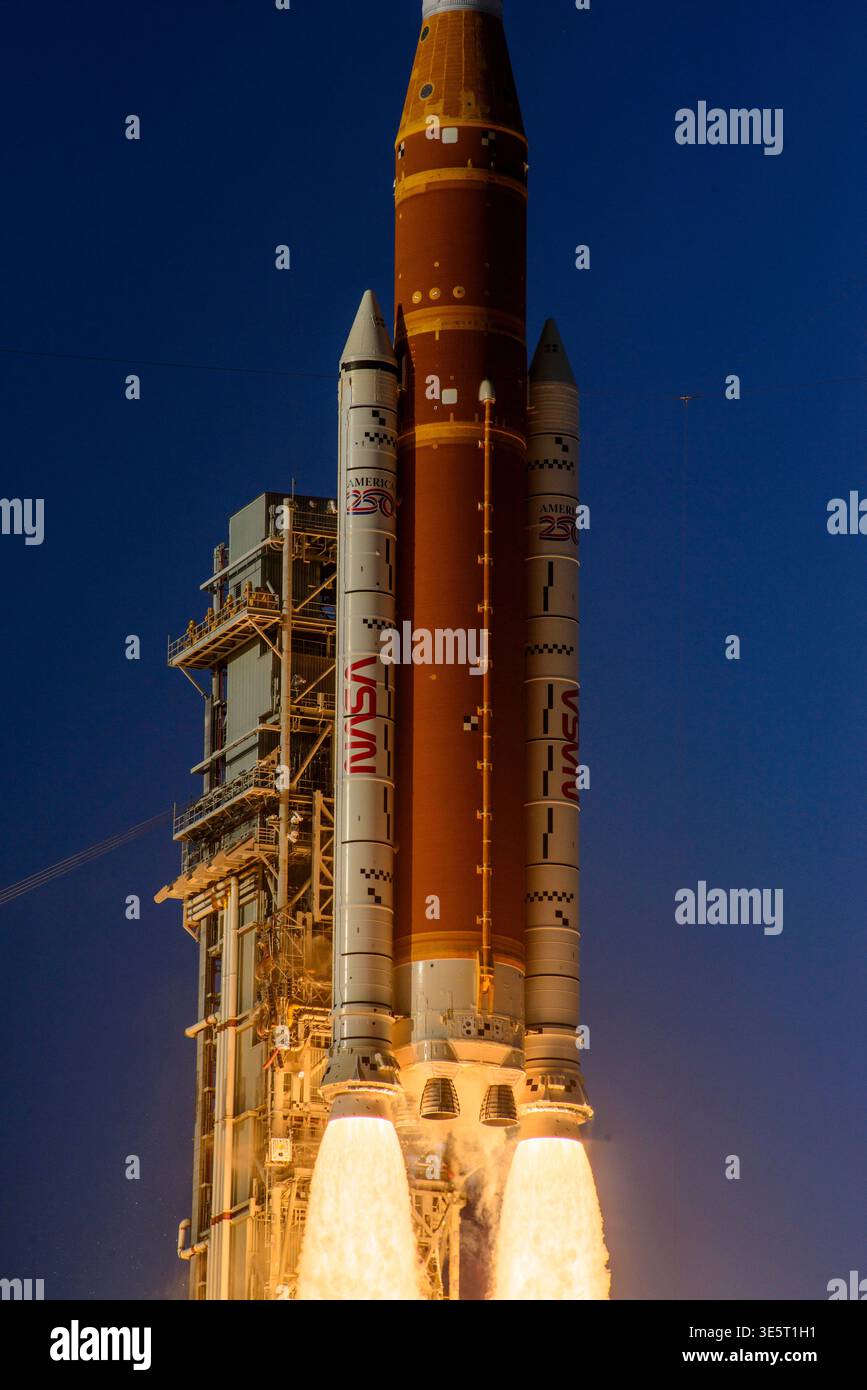 Merritt Island, Florida, USA. April 2026. Ein NASA Space Launch System (SLS) mit dem Orion-Raumschiff mit den Artemis II-Astronauten hebt am 1. April 2026 um 18:35 Uhr EDT vom Starterkomplex 39B (LC-39B) im Kennedy Space Center der NASA ab. Das Orion-Raumschiff ist auf dem Weg, um den Mond zu umkreisen. (Kreditbild: © Jennifer Briggs/ZUMA Press Wire) NUR REDAKTIONELLE VERWENDUNG! Nicht für kommerzielle ZWECKE! Stockfoto
