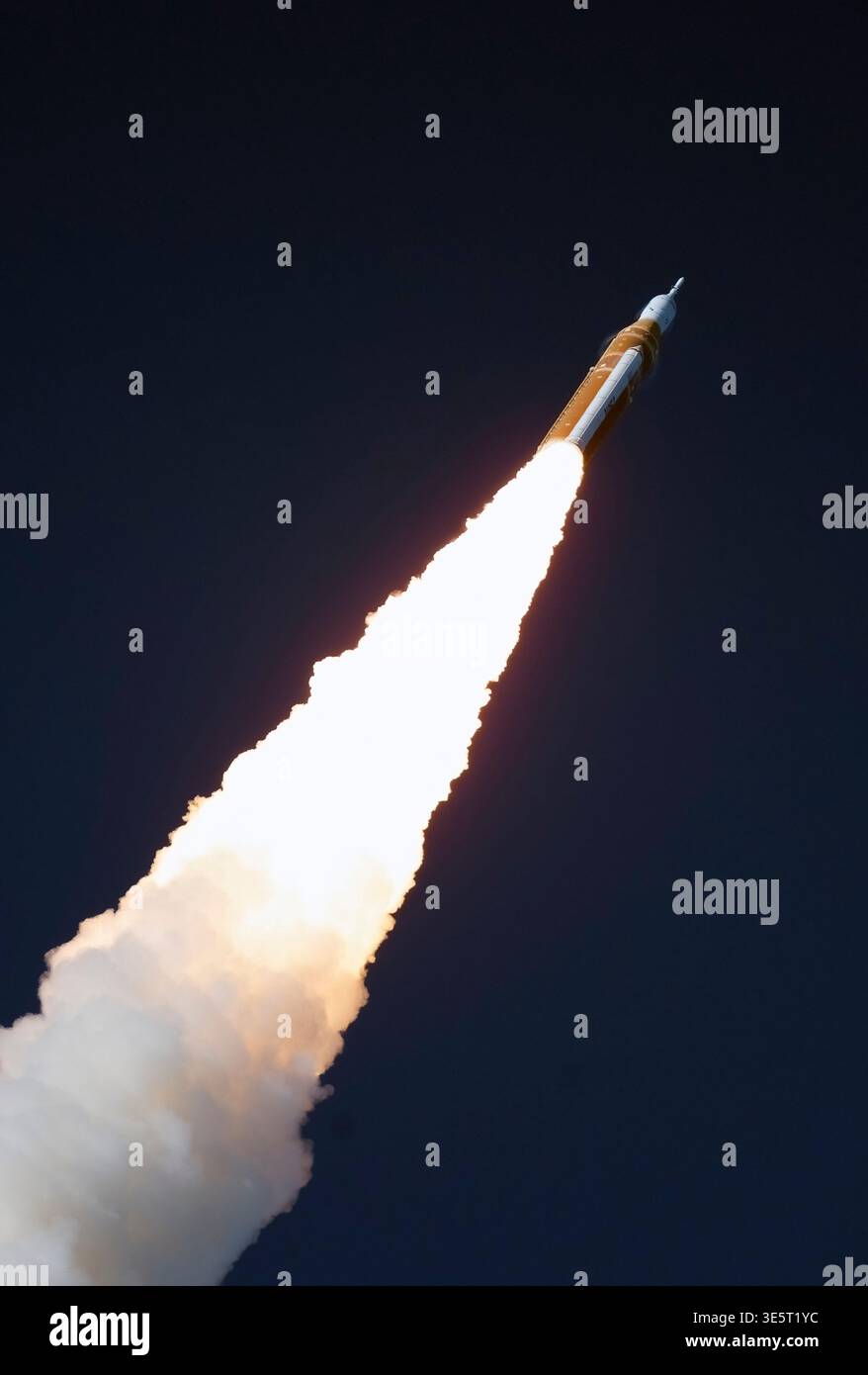 ARTEMIS II startete am 1. April 2026 mit vier Astronauten. Sie begann ihre Reise um den Mond, die erste seit 54 Jahren. Stockfoto