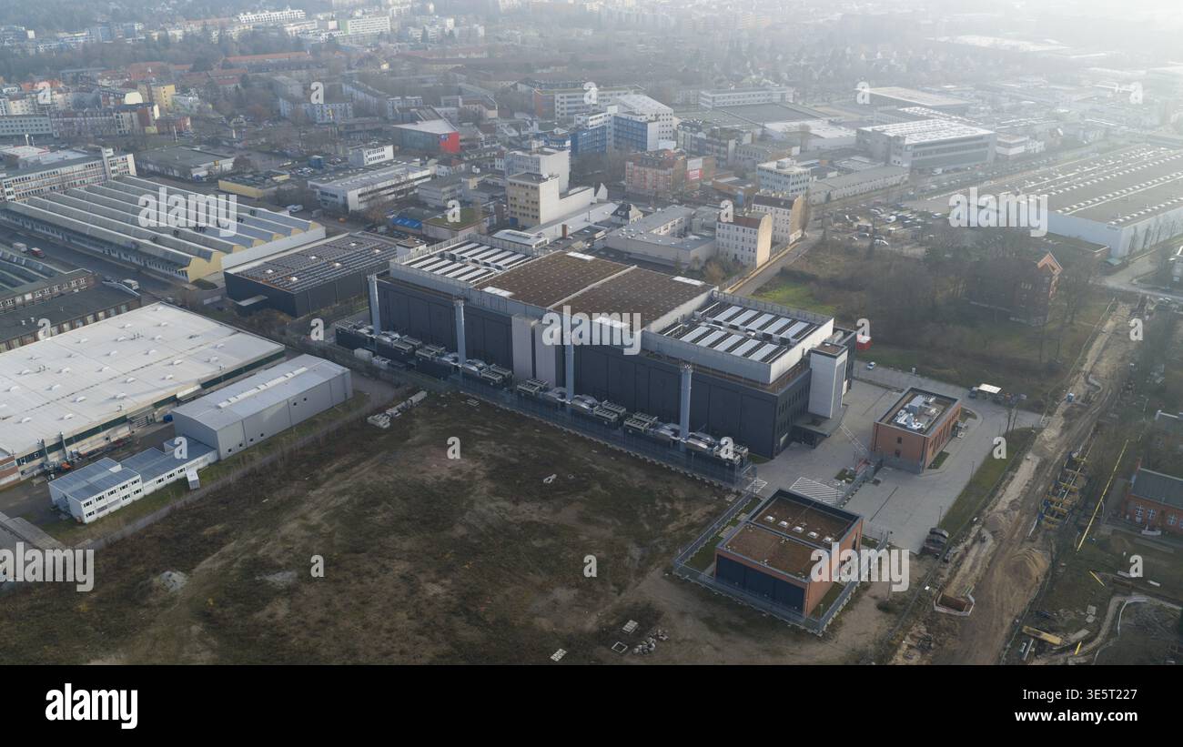 Luftaufnahme der Kühl- und Notstromsysteme für Rechenzentren in Berlin Stockfoto