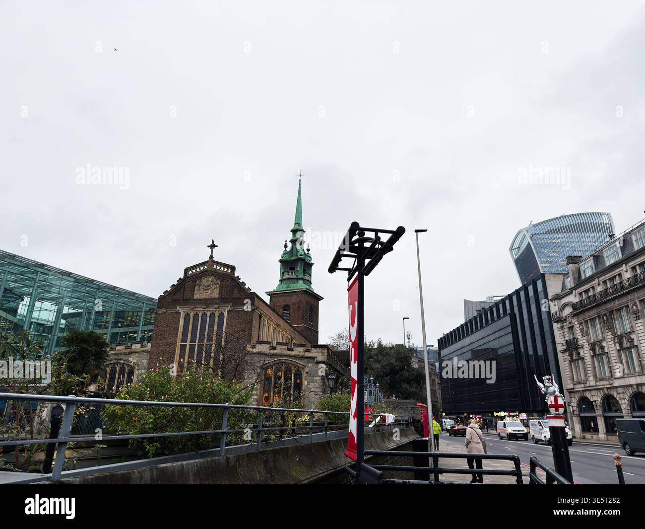 London, Großbritannien - 2. Februar 2026: Die historische Backsteinkirche und der grüne Turm standen im Kontrast zu Glashochhäusern und dem geschäftigen London Bywar Stockfoto