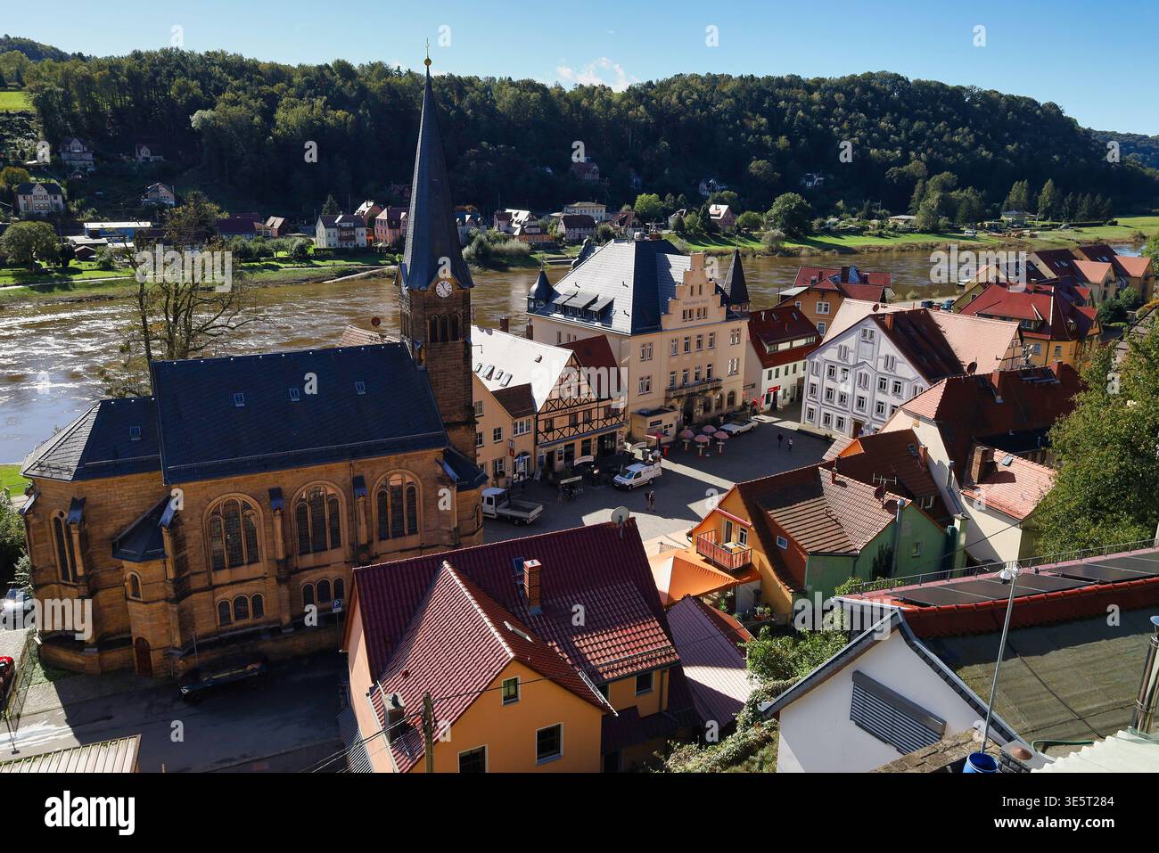 Panoramablick auf Stadt Wehlen: Draufsicht auf den historischen Marktplatz, die Stadtkirche und die Elbschleife in der Sächsischen Schweiz, Sachsen Stockfoto