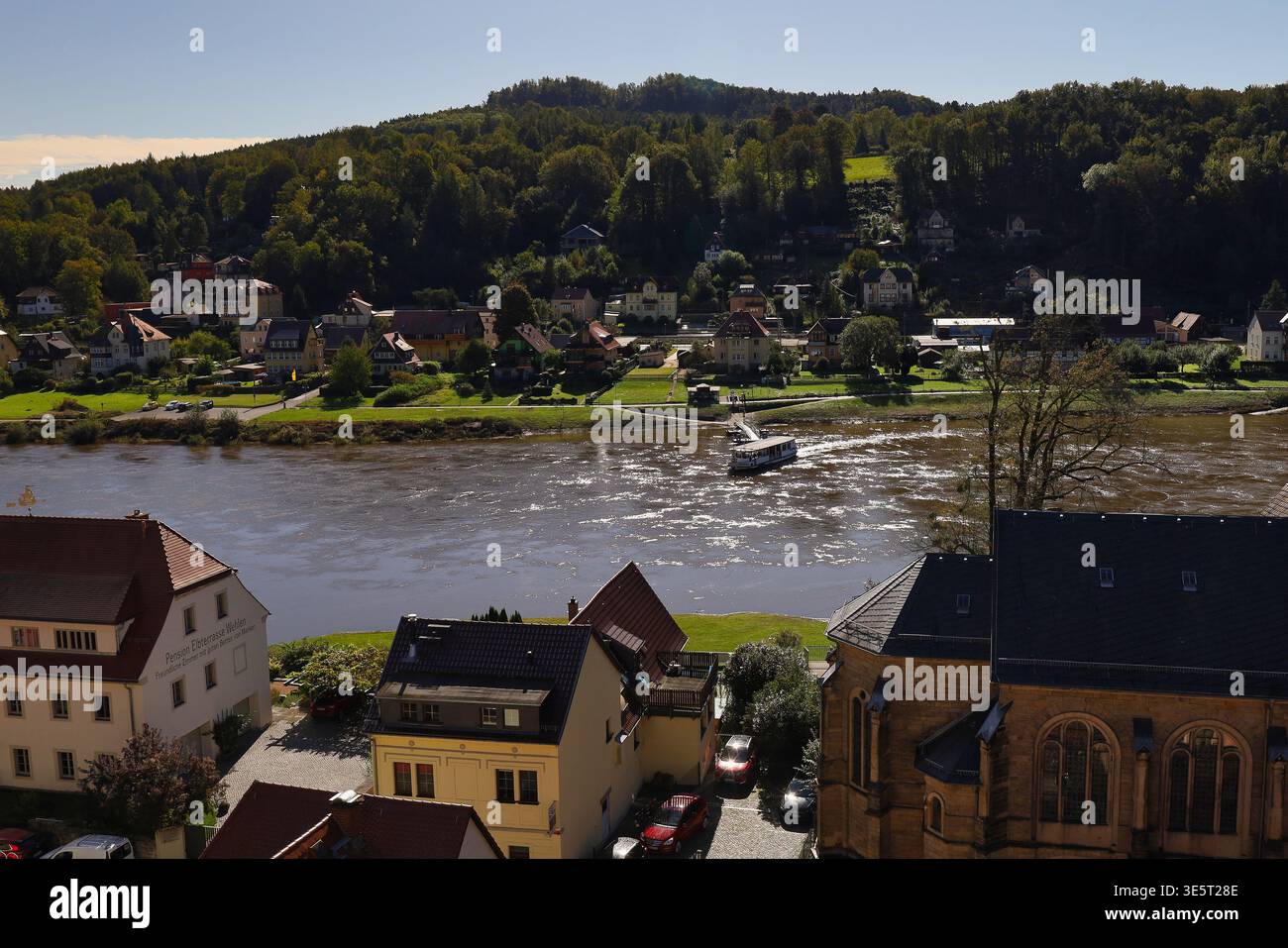 Panoramablick auf Stadt Wehlen: Draufsicht auf den historischen Marktplatz, die Stadtkirche und die Elbschleife in der Sächsischen Schweiz, Sachsen Stockfoto