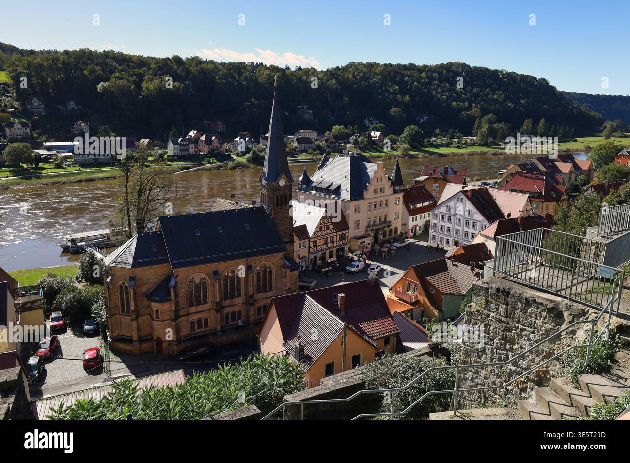 Panoramablick auf Stadt Wehlen: Draufsicht auf den historischen Marktplatz, die Stadtkirche und die Elbschleife in der Sächsischen Schweiz, Sachsen Stockfoto