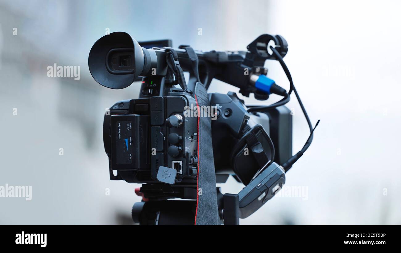Professionelle Videokamera auf einem Stativ, die Nachrichten sendet oder Filmproduktionen aufzeichnet Stockfoto