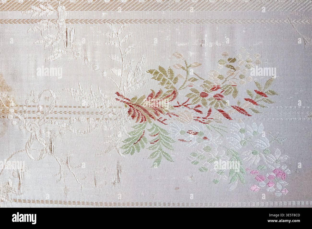 Vintage weiße florale Brokatstoff Textur, gereifte Creme Polsterung Textil Oberfläche Hintergrund mit gewebtem Blumenmuster Stockfoto