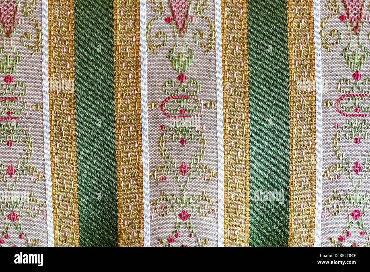 Kunstvoll gestreifte Brokattextur, grüner Goldflorale gewebte Textiloberfläche Hintergrund mit dekorativem Barockmuster Stockfoto