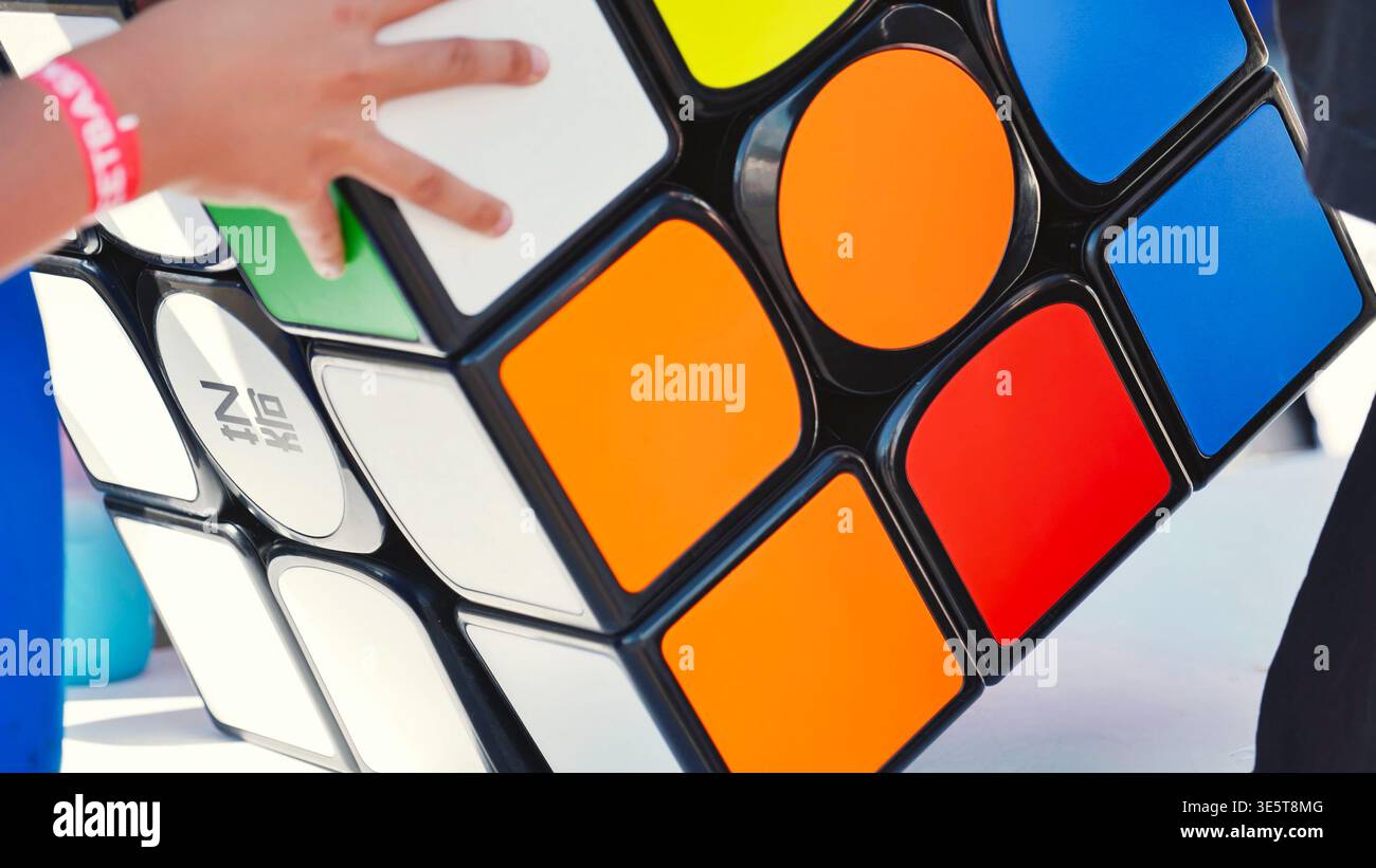 Moskau, Russland - 5. Juli 2025: Studenten arbeiten zusammen und lösen den riesigen Rubik-Würfel während des Sports Day Stockfoto