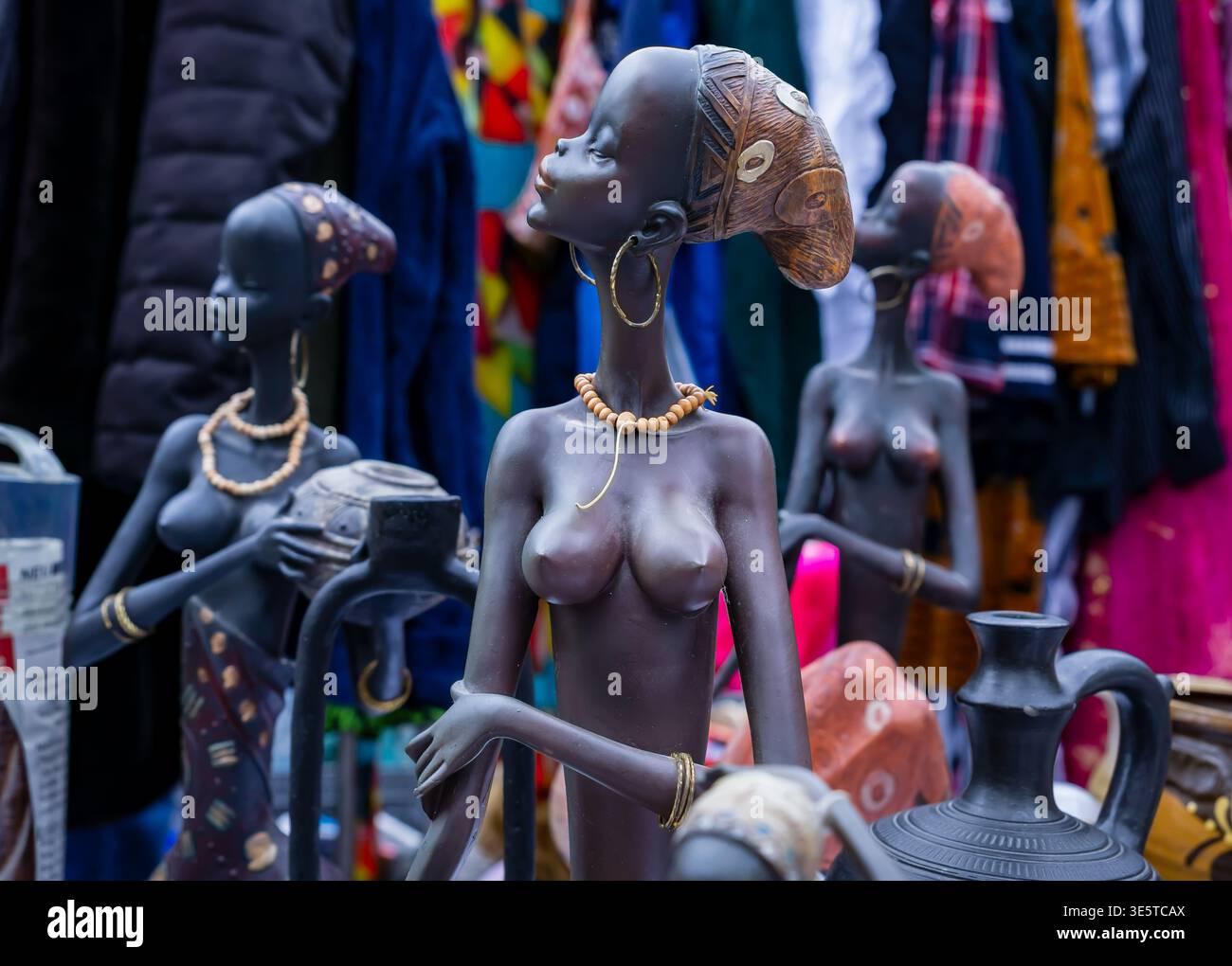 Dekorative Figuren afrikanischer Frauen auf einem Flohmarkt am Boxhagener Platz in Berlin Friedrichshain, Berlin. Stockfoto