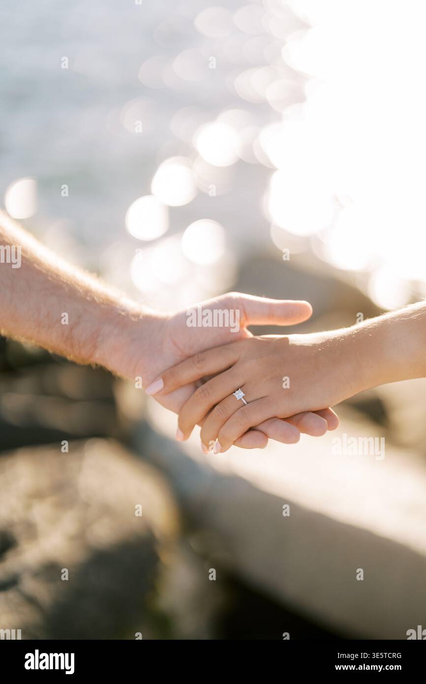Wasserverschlossene Hände Mit Sanfter Hintergrundbeleuchtung Und Friedlicher Atmosphäre Stockfoto