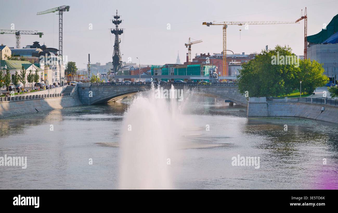 Blick auf den Moskauer Fluss mit Peter dem Großen Statue und Stadtentwicklung Stockfoto