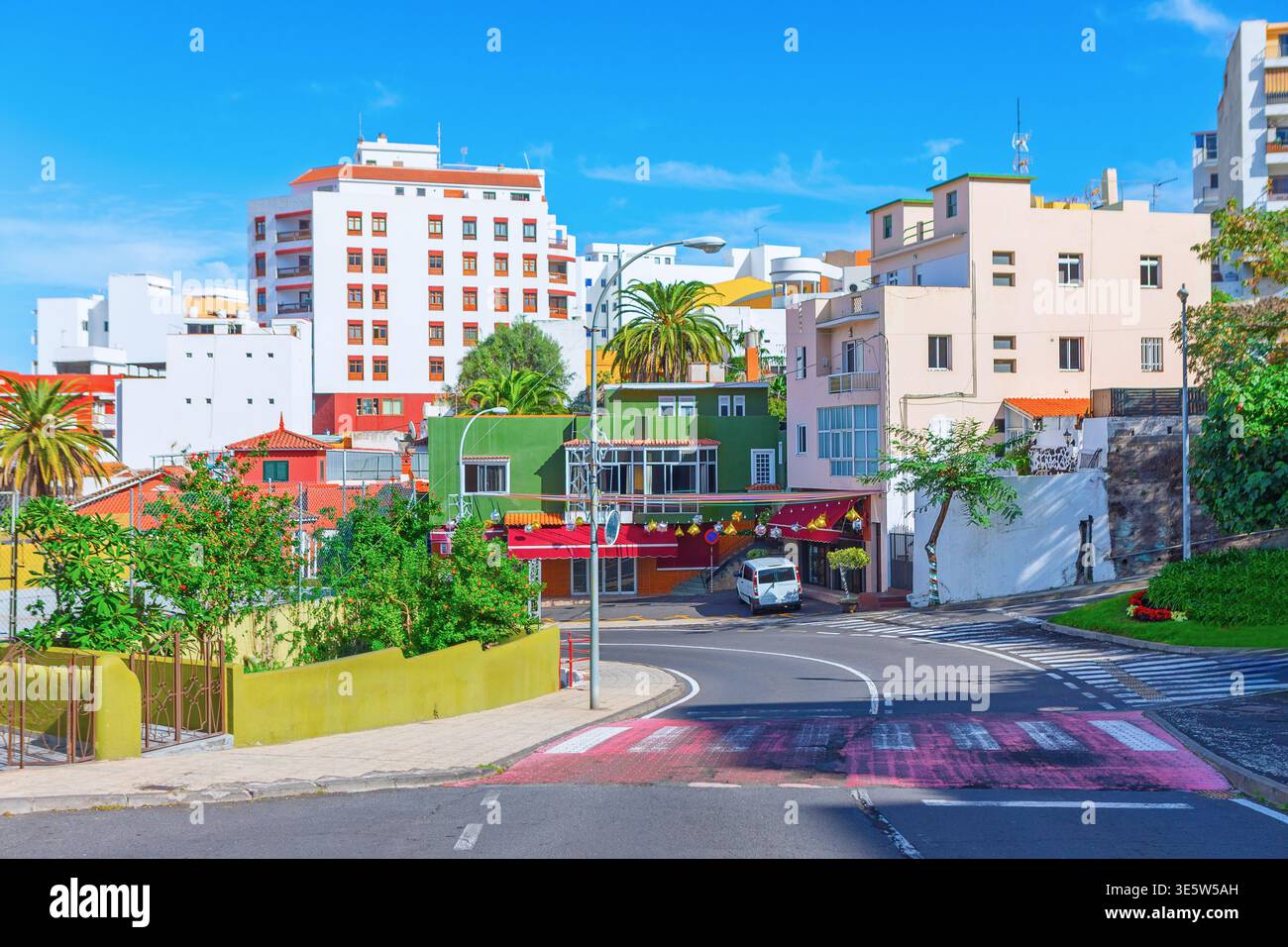 Icod de los Vinos in Teneriffa Wohnstraße mit farbenfrohen Gebäuden, gekrümmter Straße, die durch die Stadt am Hügel hinabführt. Lebhafte Kanarische Inseln Urban sc Stockfoto