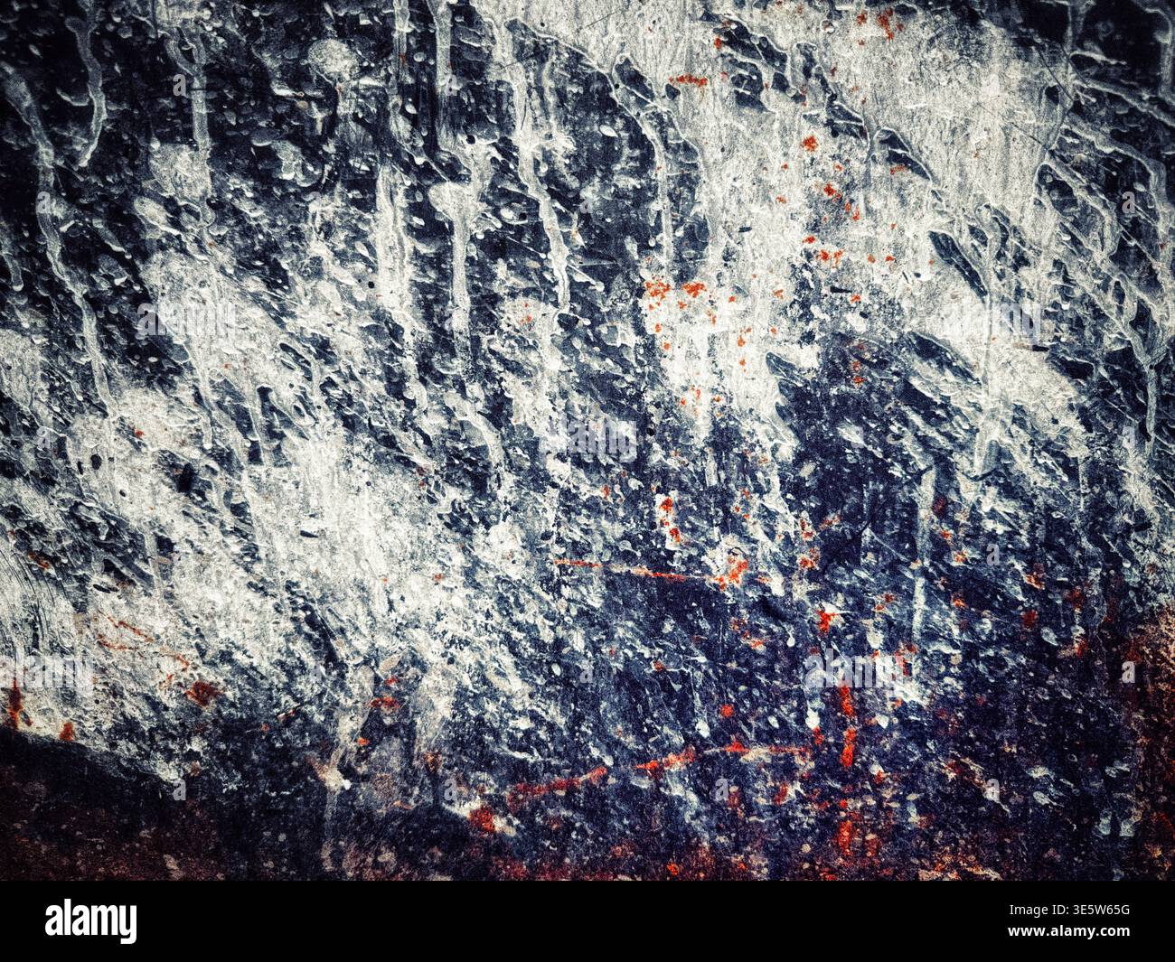 Abstrakte Textur einer verwitterten Metalloberfläche mit Tropfen weißer Farbe und orangen Rostflecken Stockfoto