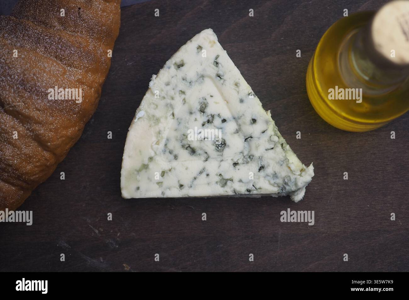 Käse, Croissant und Öl auf Holzbrett zum Frühstück Stockfoto