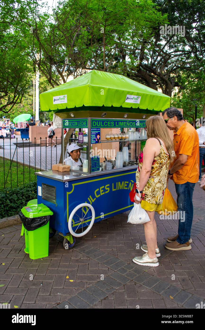 Miraflores, Lima Peru; 17. Februar 2025. Straßenhändler, die süße und herzhafte Produkte im Kennedy Park in Miraflores verkaufen. Stockfoto