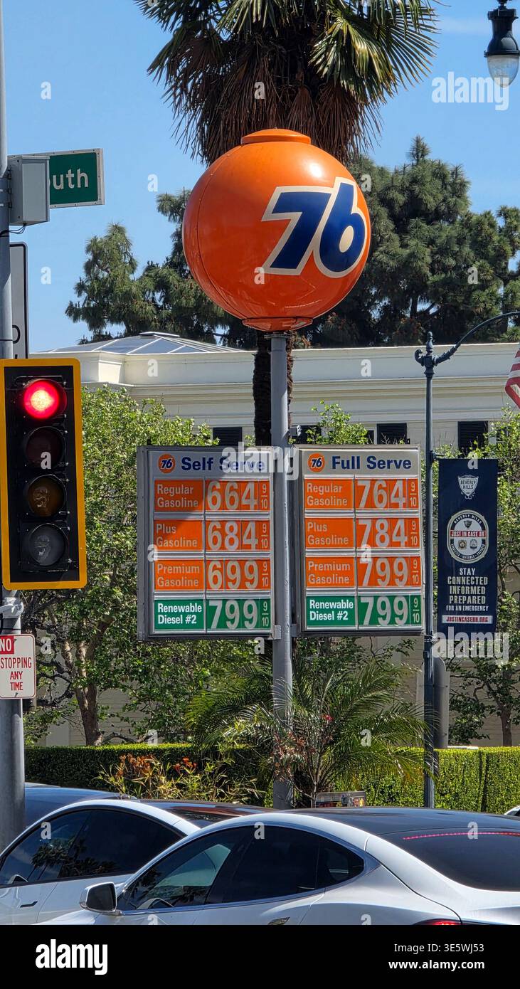 Beverly Hills, USA, 26. März 2026 - Preise für Tankstellen in der Sunny Street 76. Stockfoto
