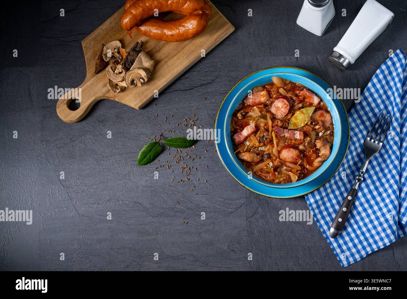 Polnische Bigos mit Wurst und Pilzen. Stockfoto